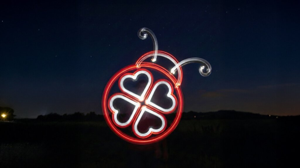 Lichttekening van een lieveheersbeestje met hartvormige stippen.