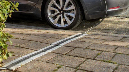 Raad Oldebroek steunt onderzoek naar kabelgoottegels voor elektrisch laden