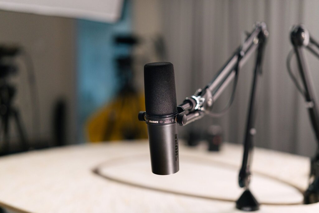 Microfoon aan een statief in een radiostudio